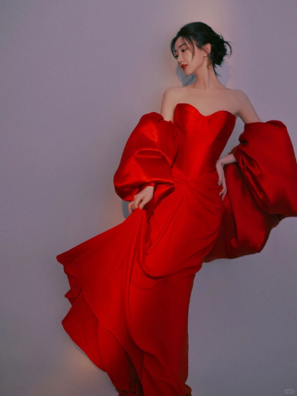 毛晓彤冬日红裙惊艳亮相烈焰玫瑰般的美丽难以忽视  毛晓彤如一朵烈焰