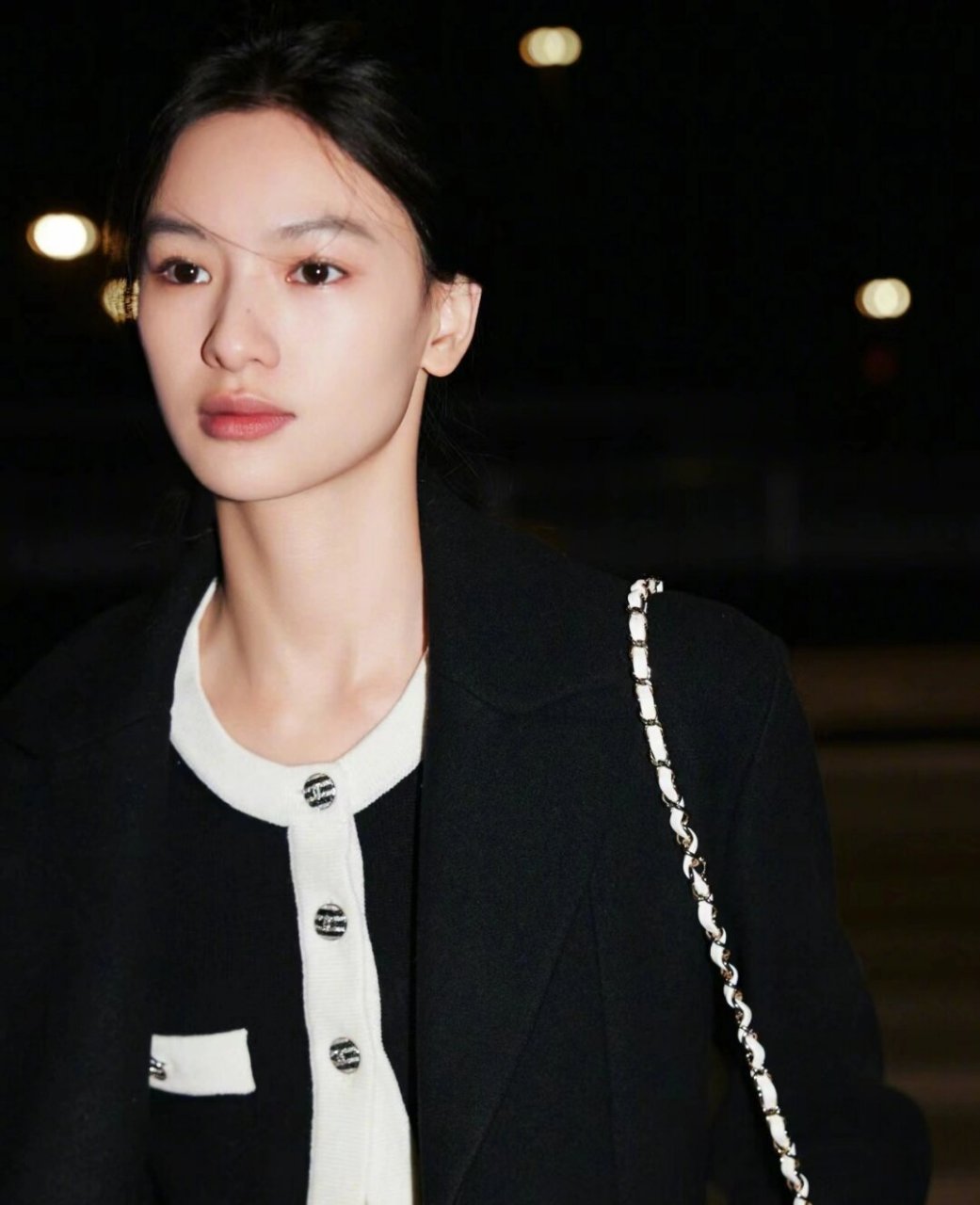 明星私服穿搭:因为一套衣服粉一个人邱天  最近,我被邱天的一套私服穿