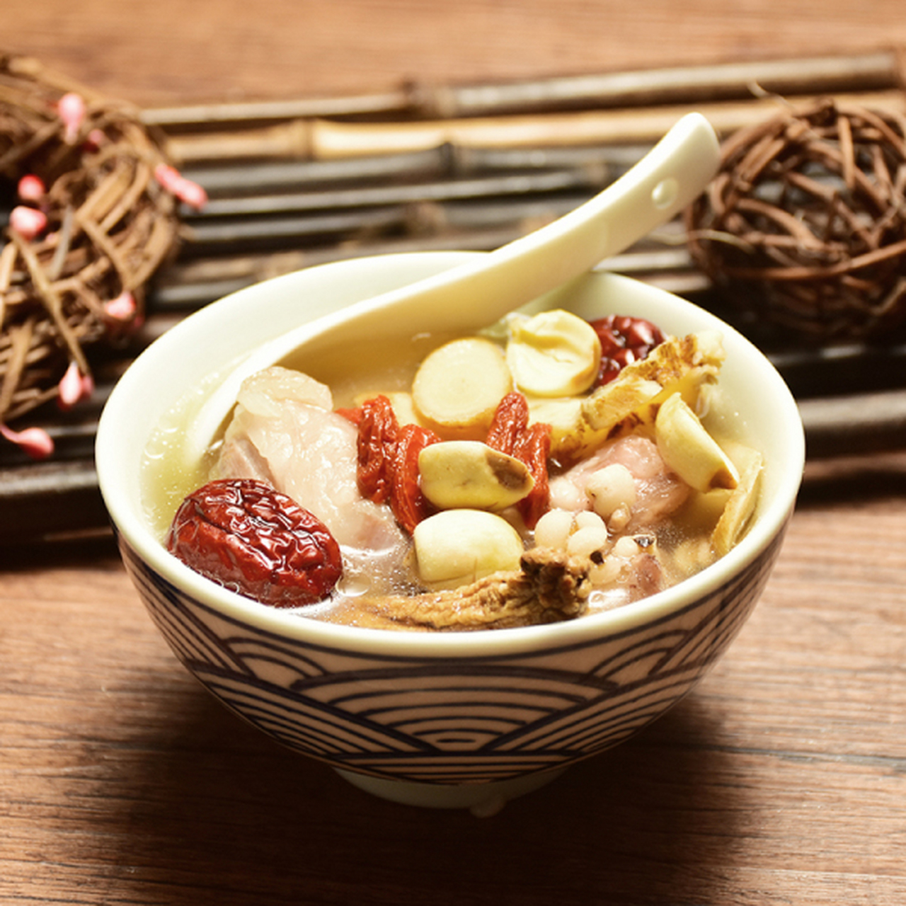 雪梨百合汤 - 主材料:百合,雪梨,冰糖,枸杞.  2.