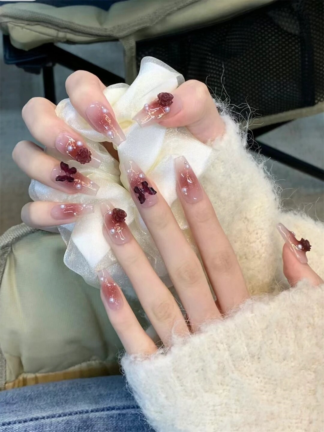 冰透细闪酒红山茶花美甲  这款美甲以冰透的底色为基础,就像初冬的