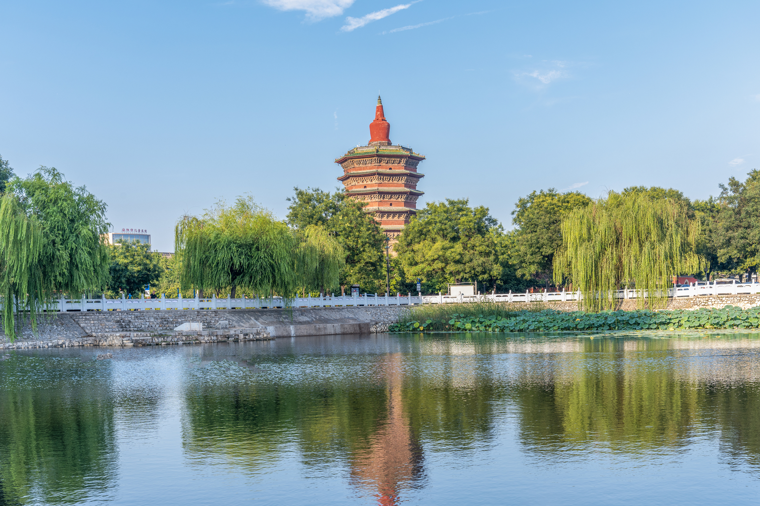 位于河南省安阳市文峰区文峰南街2号的天宁寺塔,又叫文峰塔,它是古城