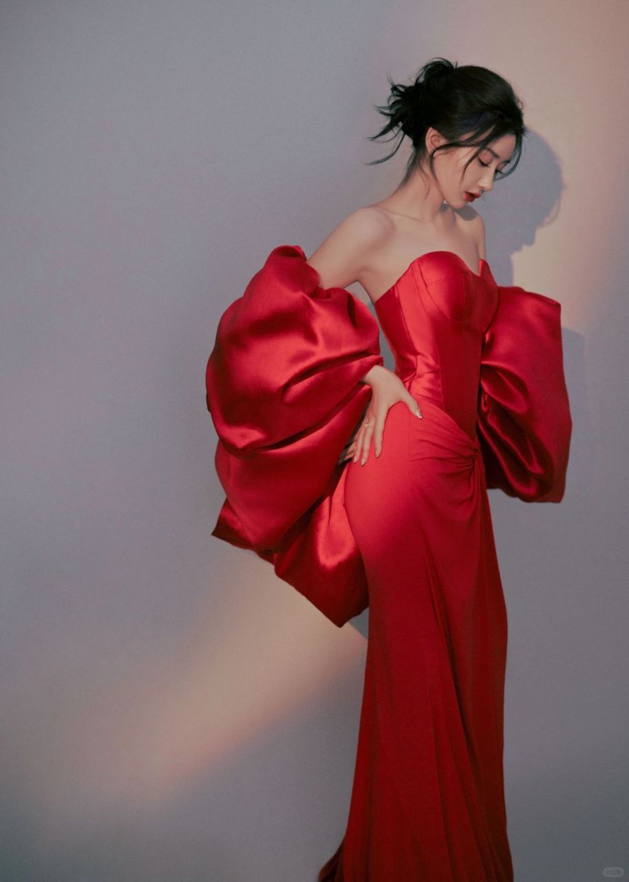 毛晓彤国剧盛典惊艳亮相婚纱礼服美翻全场  毛晓彤在《国剧盛典》颁奖