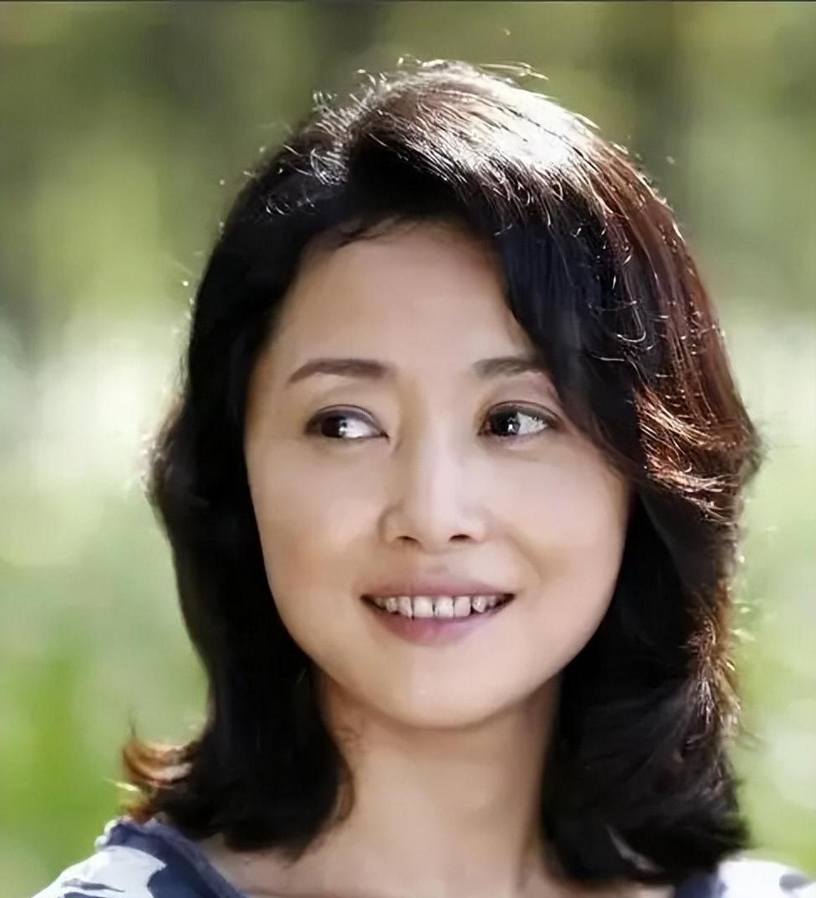 [太阳]当年,刘蓓拍《过把瘾》时,有一天夜里收工,经纪人说:"蓓蓓