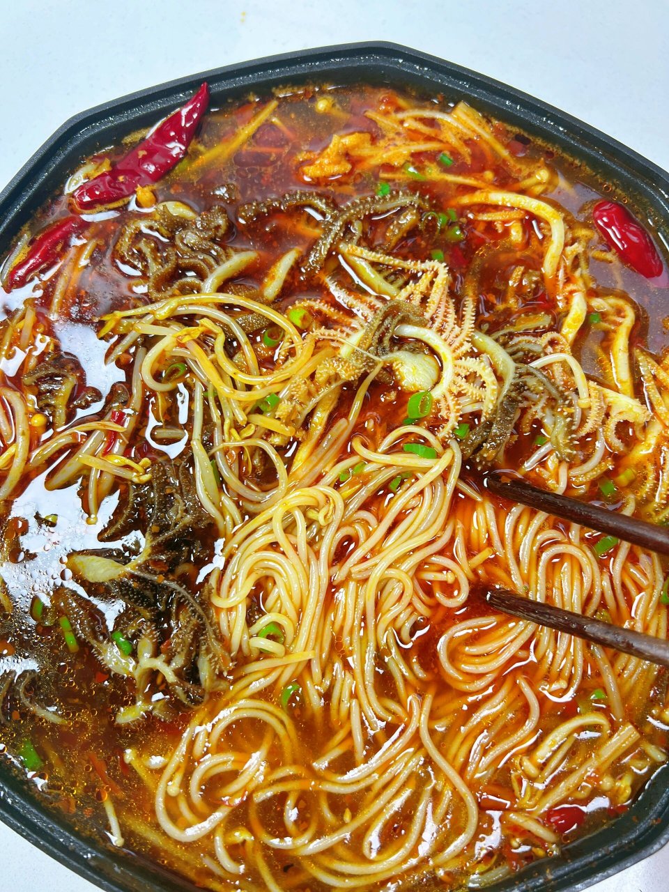 超过瘾的香辣毛肚米线 米线口感爽滑,味道入心;毛肚则鲜脆可口.