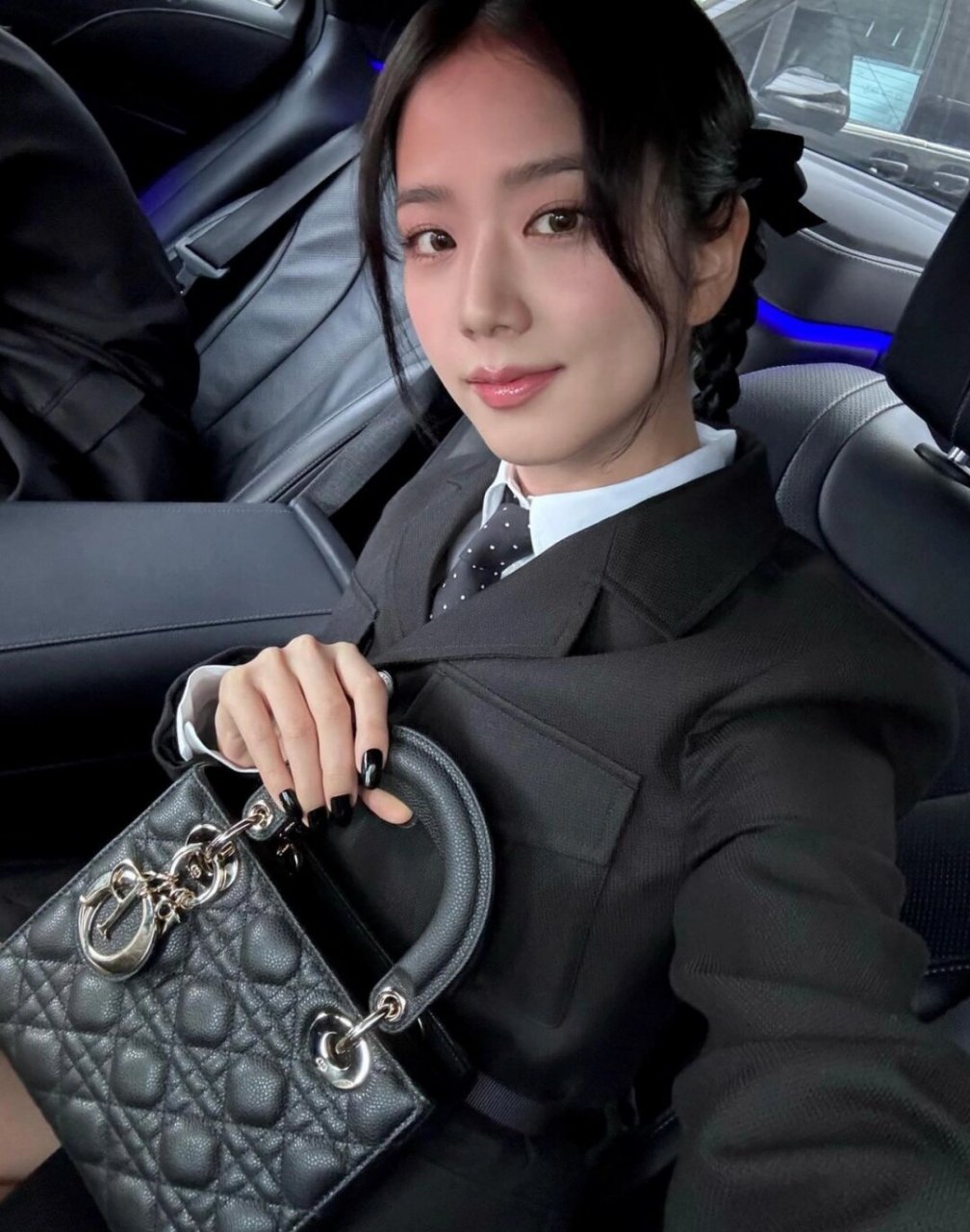 dior 缪斯金智秀2月巴黎出差穿搭  这次金智秀小姐姐的巴黎之行,穿搭