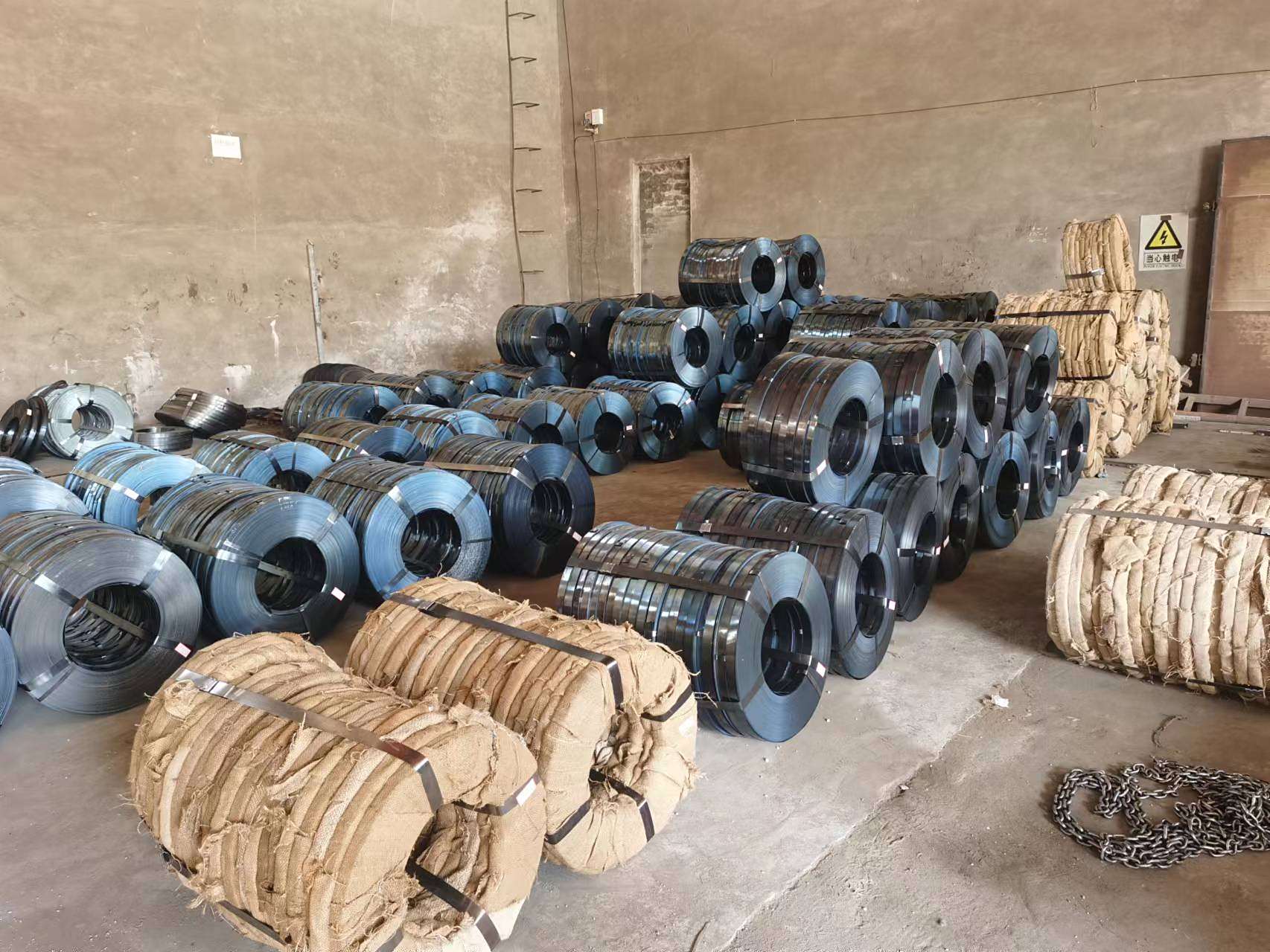 铁皮打包带# 的应用范围非常广泛,不仅适用于各种大小货物的固定和