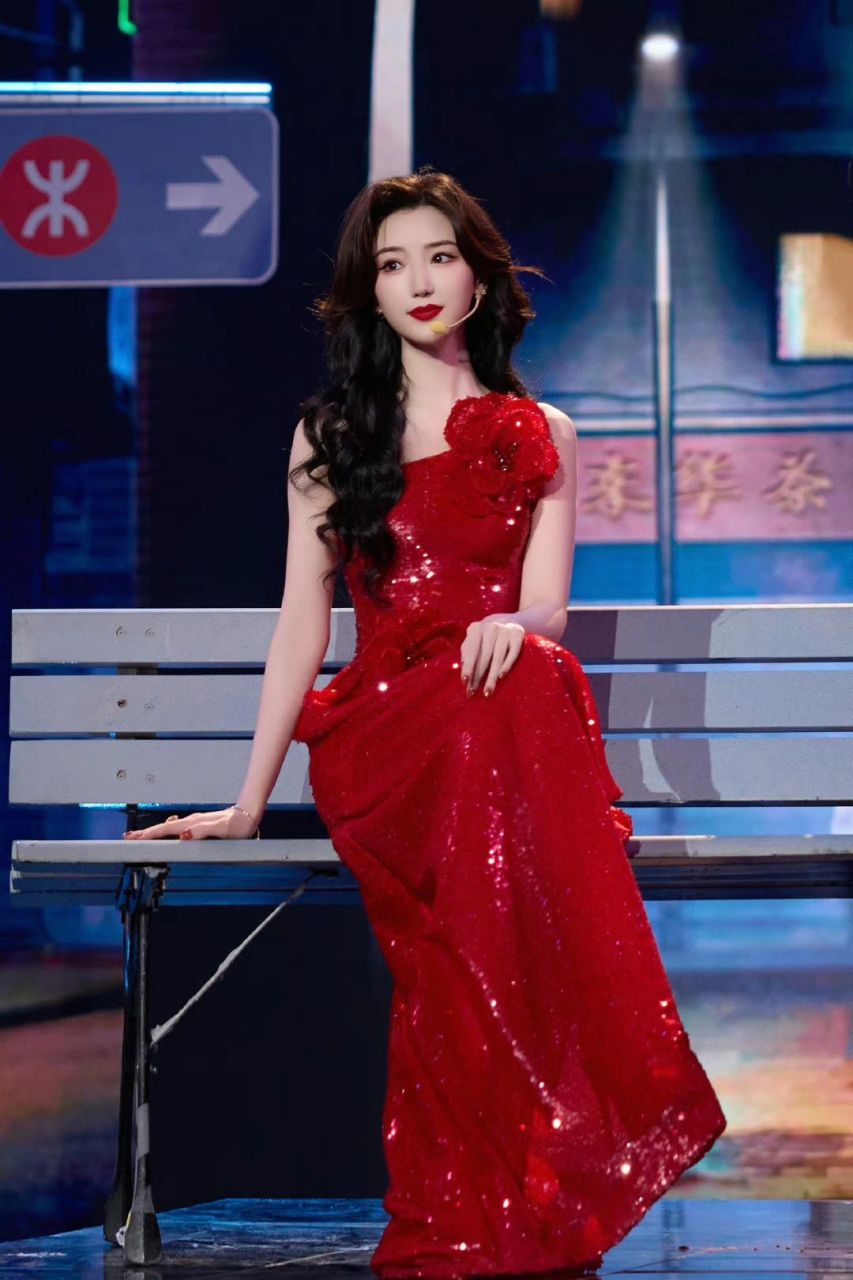 毛晓彤红色亮片礼服,明艳动人  最近看到毛晓彤的一组美图,真是惊艳到