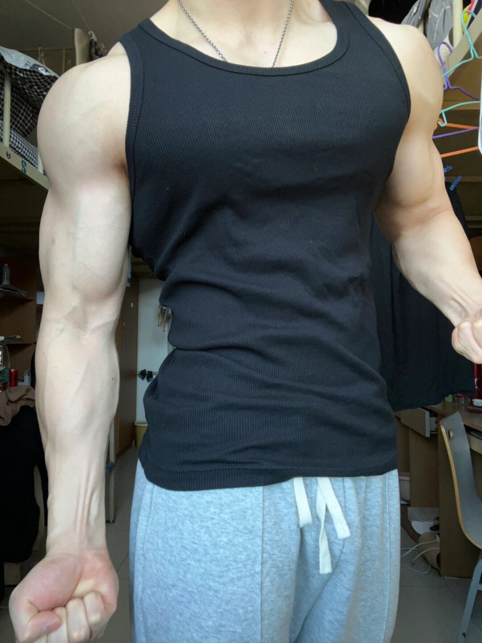 99而且还能衬得皮肤更加白皙~ 94大胳膊线条练出来后,穿背心也太