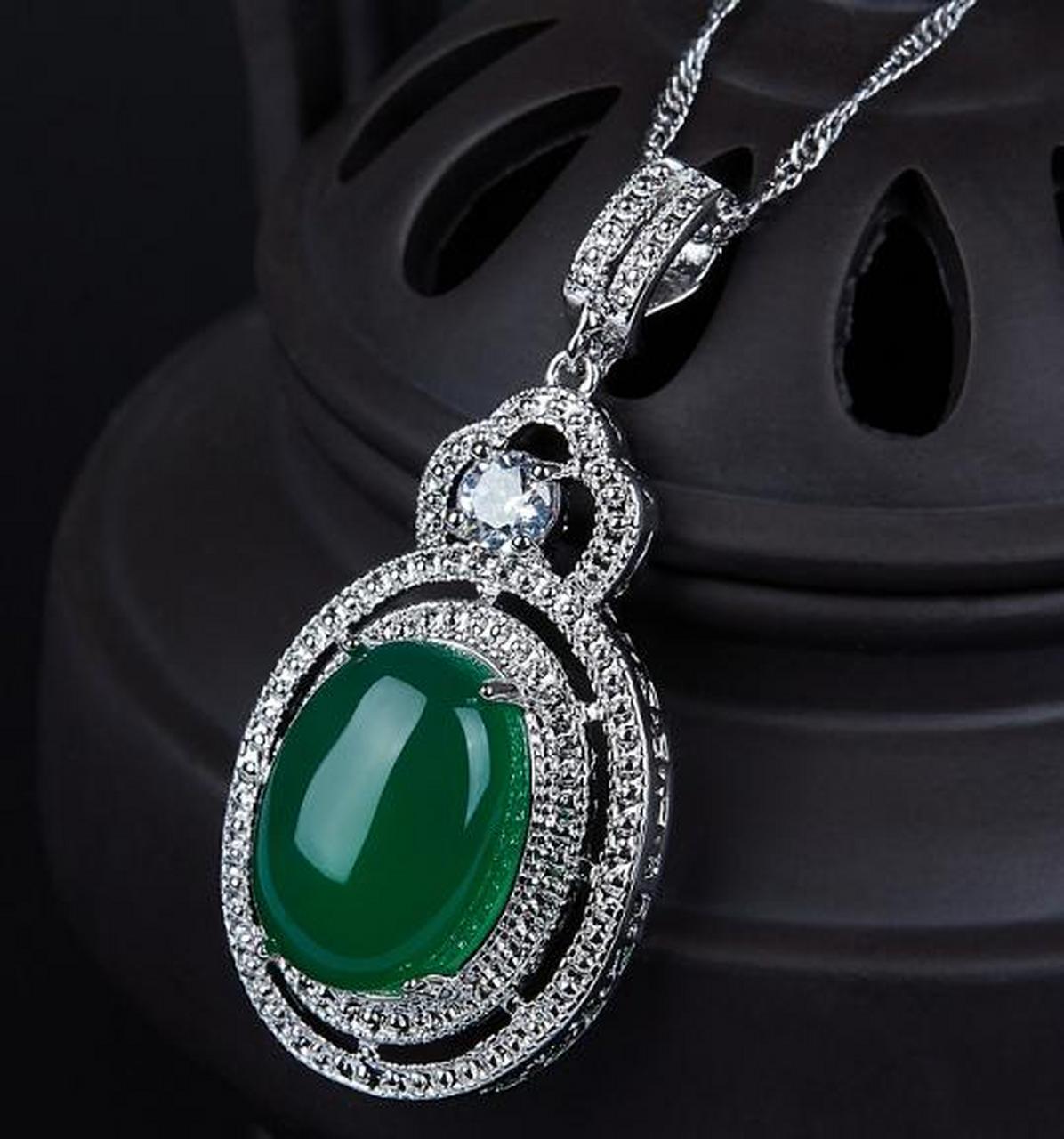 点击头像看直播# #翡翠珠宝#长期不佩戴的翡翠可以将表面涂抹一层