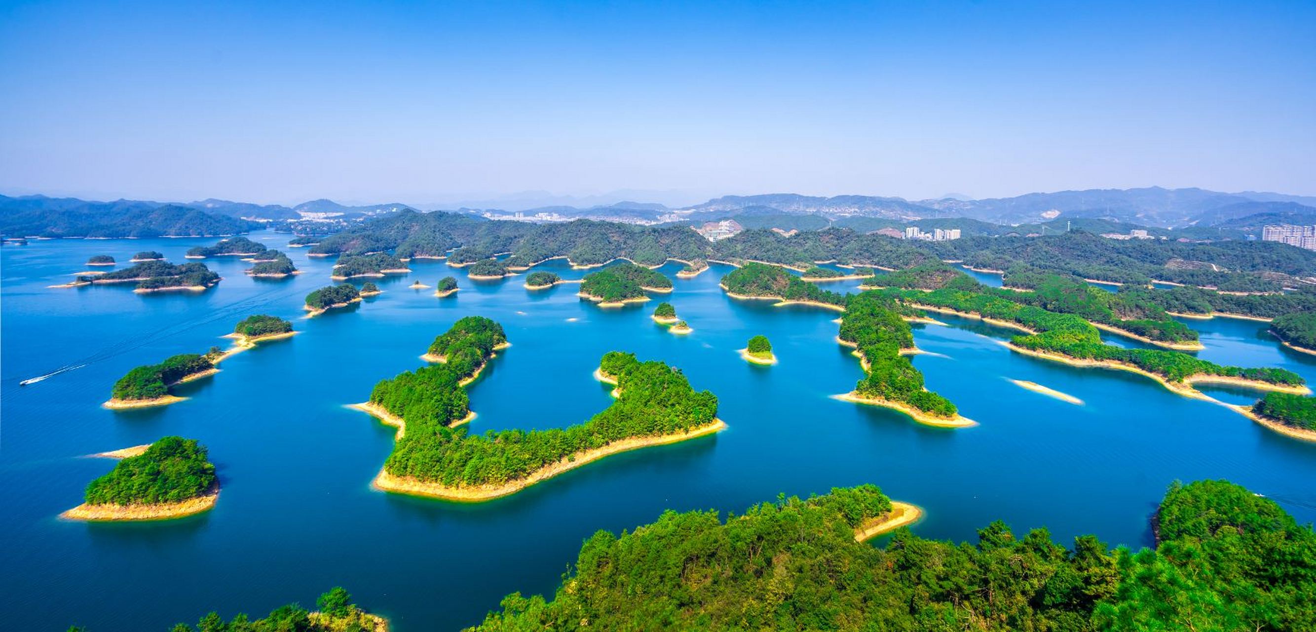 千岛湖,即新安江水库,位于杭州市淳安县,小部分连接杭州市建德市西北