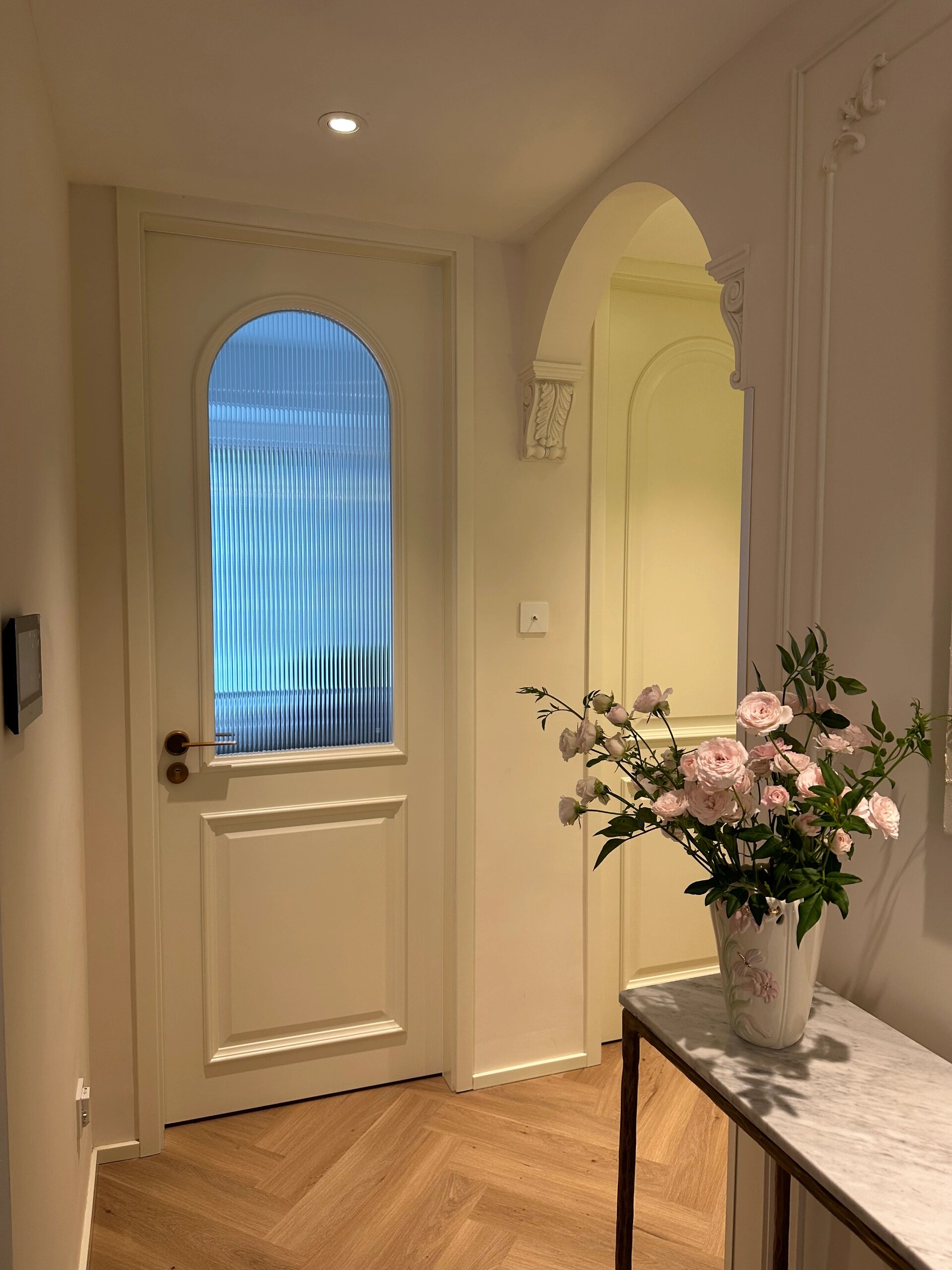 法式风装修案例,石膏线条和拱门造型的设计丰富了法式