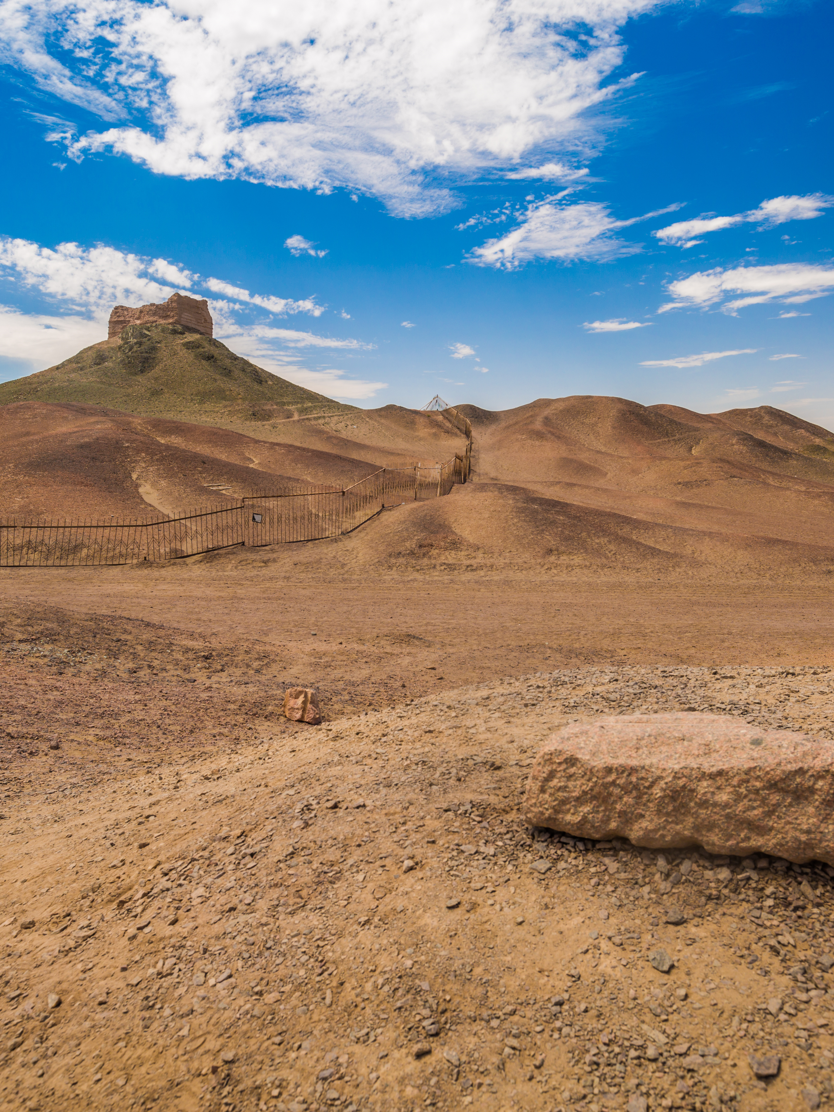 当晨曦初露,金色的阳光洒在魔鬼城的沙丘之上,仿
