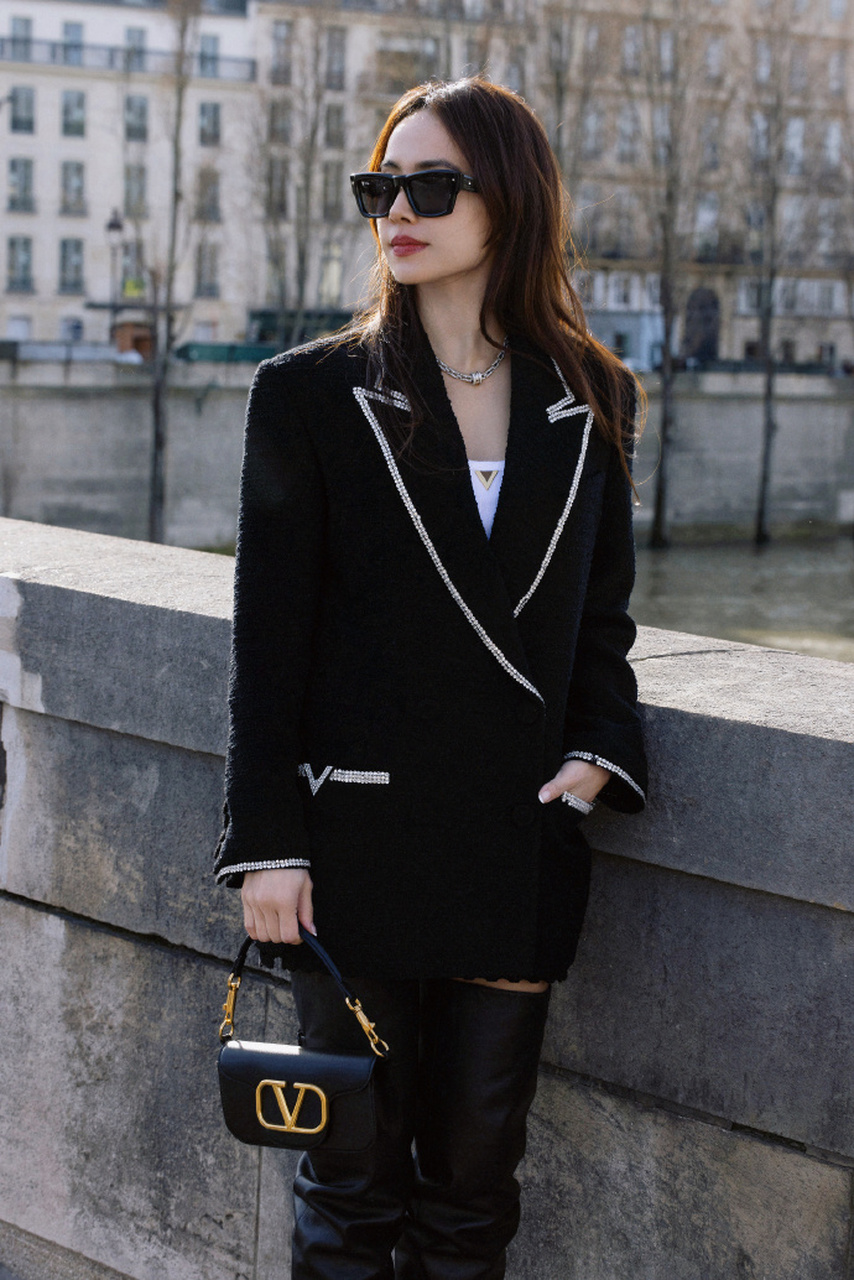 这是蔡依林在巴黎街头的一款穿搭,作为一名服装设计师,对于时尚自然有