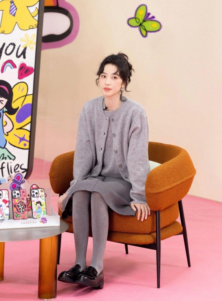 周雨彤的格雷系穿搭上线  9978 看着就让人心动不已,日常穿搭也能