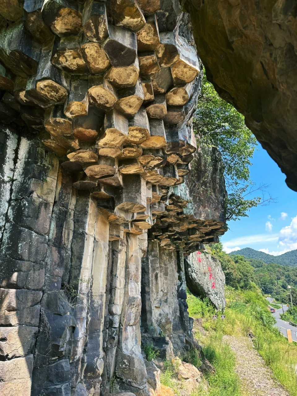 玄武岩柱状节理地质,大都分布在我国沿海地区,但这次我们居然在浙江