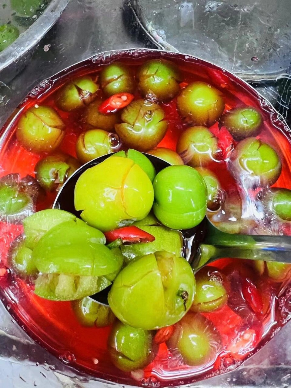 9797  哇塞,一口咬下,李子汁水四溢,甜中带酸,简直是味蕾的盛宴!