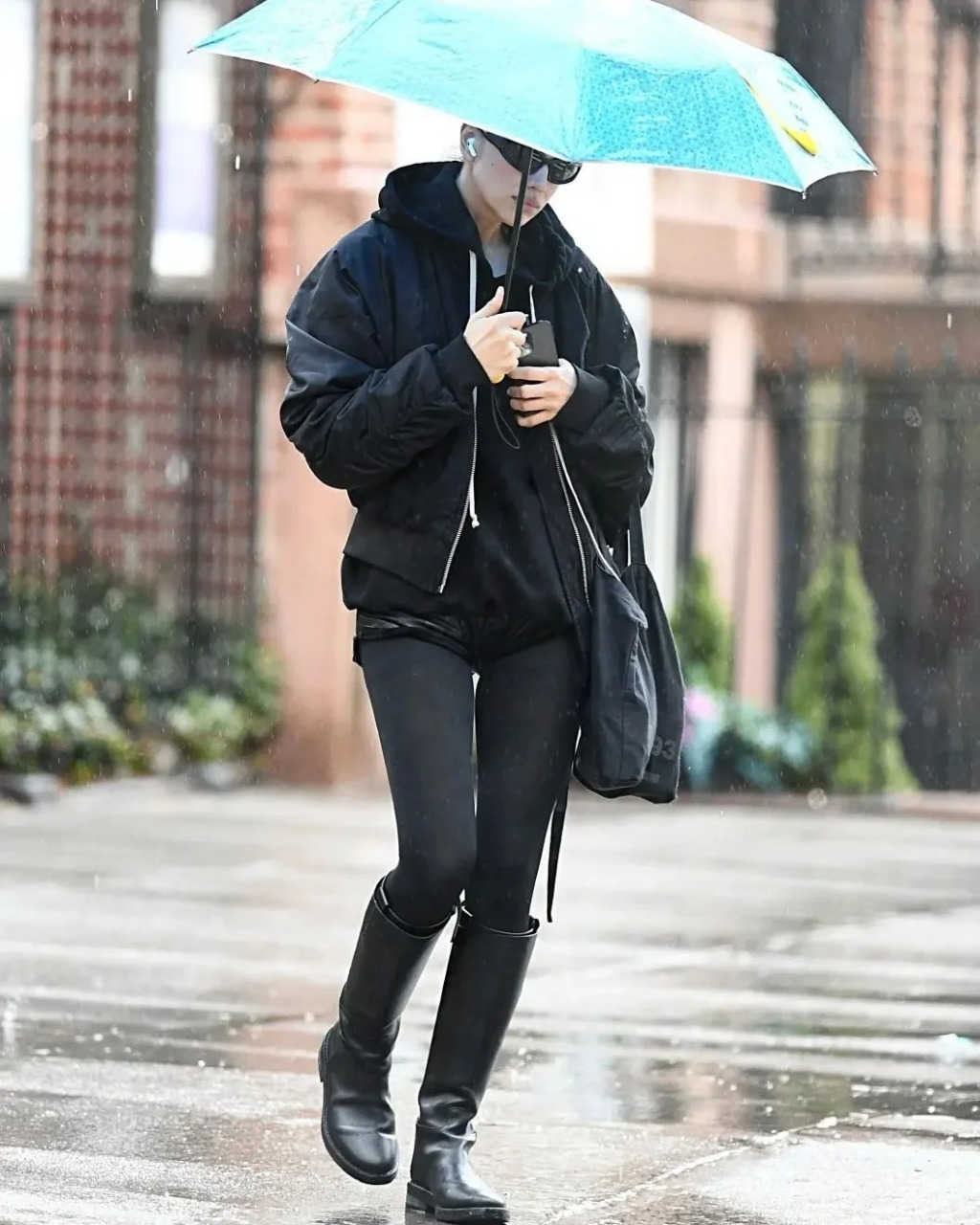 看超级名模伊琳娜·谢克(irina shayk)的一身黑色系搭配大秀高挑时尚