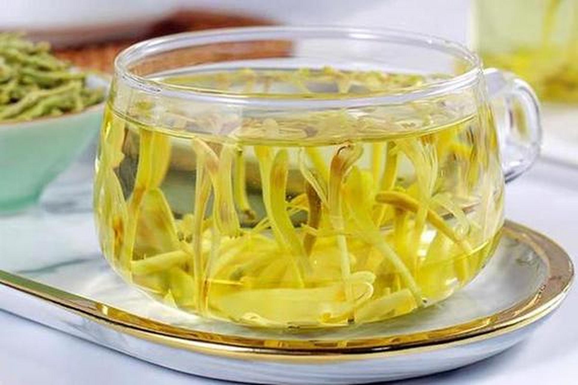 金银花水:用金银花泡水,有助于清肝热,排毒及疏通肝脏经络.  2.