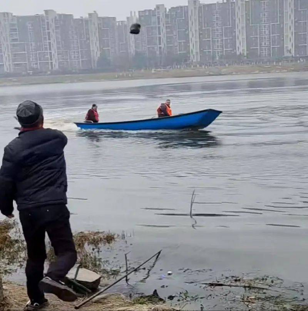武汉金银湖边,一起因禁止钓鱼而引发的争议近日成为焦点,一位大爷因巡