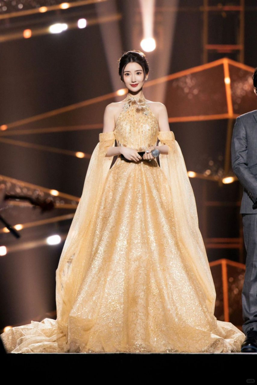 圆脸甜妹毛晓彤的绝美礼服造型  每次看到毛晓彤的红毯造型,总是忍不