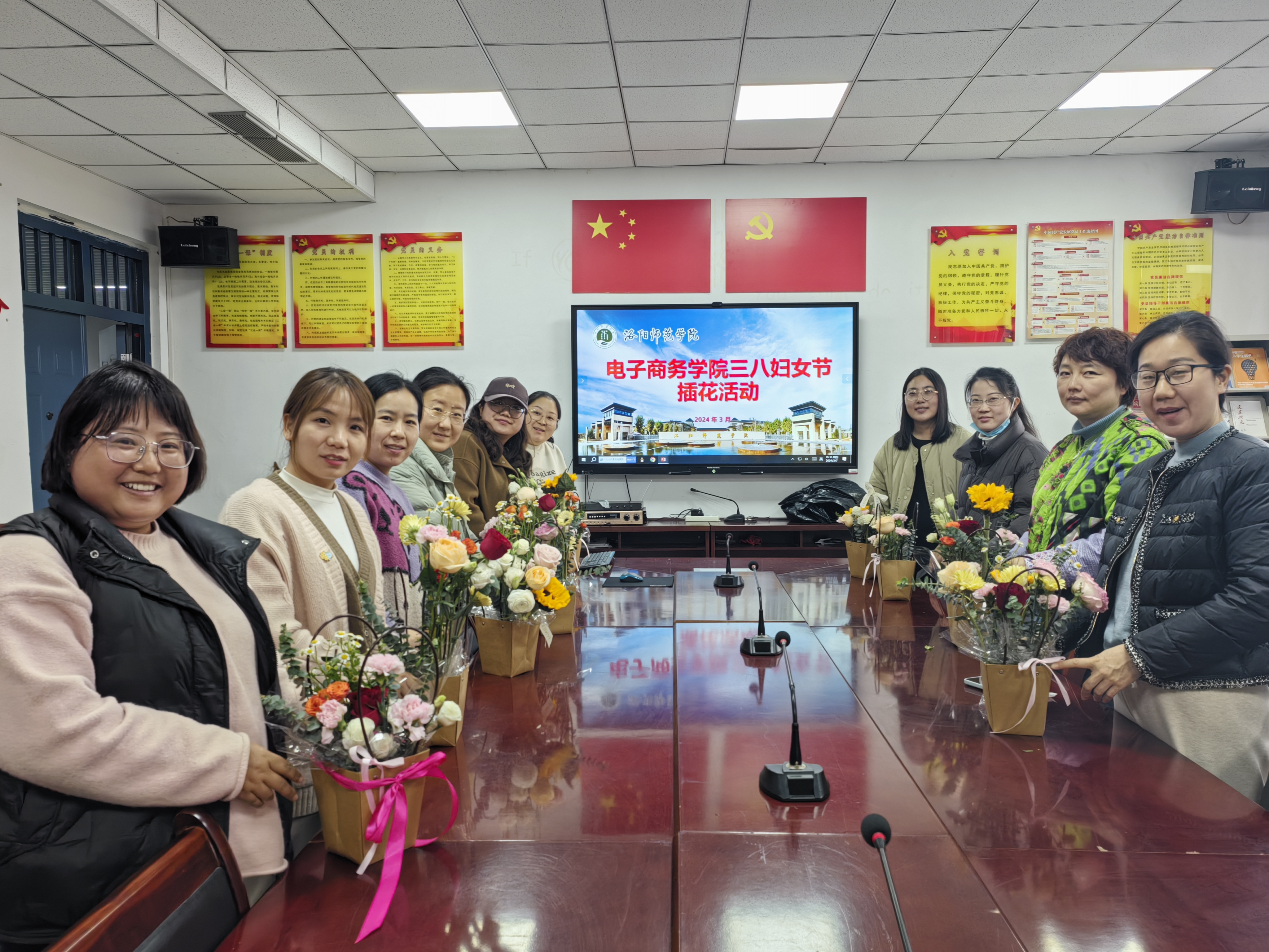 女老师们齐聚一堂,她们