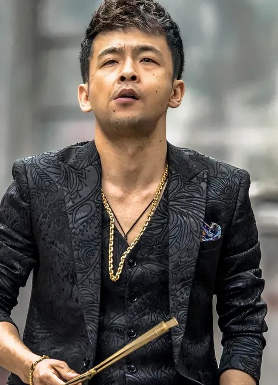 周云鹏在《猎冰》中饰演反派陈建昌,表面上是一个卖报小哥,实际上是