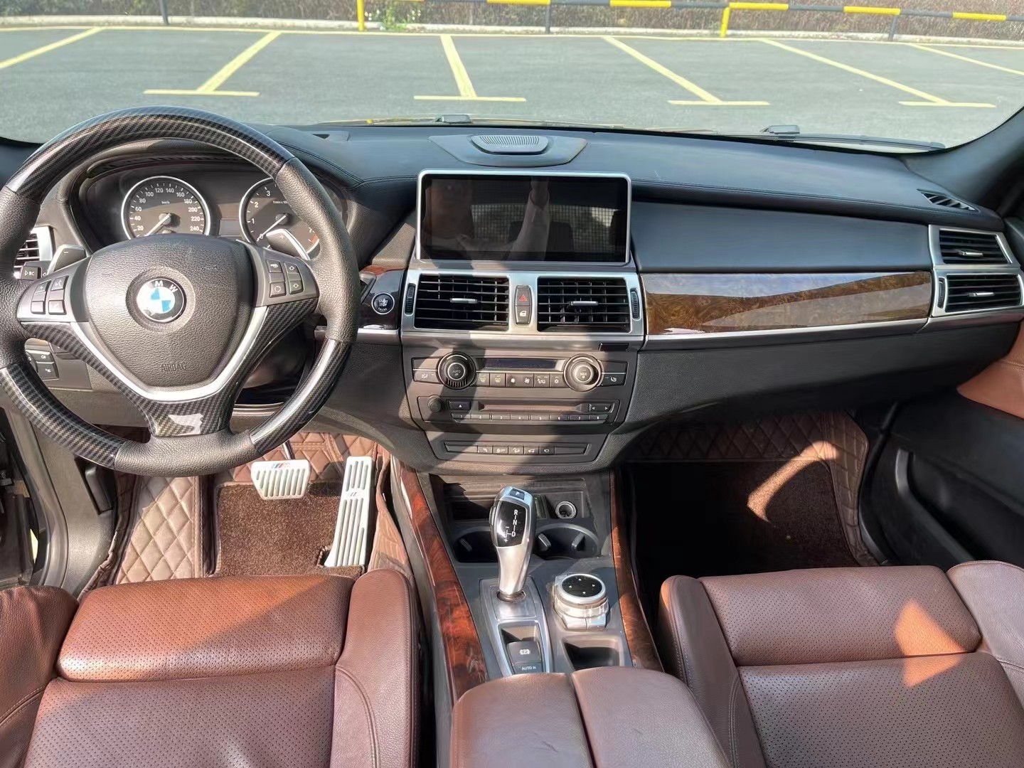 10多万13款宝马x5,这款车型被誉为"公路之王"和"陆地飞行器"