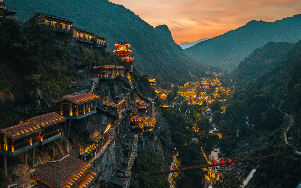 望仙谷悬崖民宿:每间房依偎在峭壁上,犹如大自然的杰作