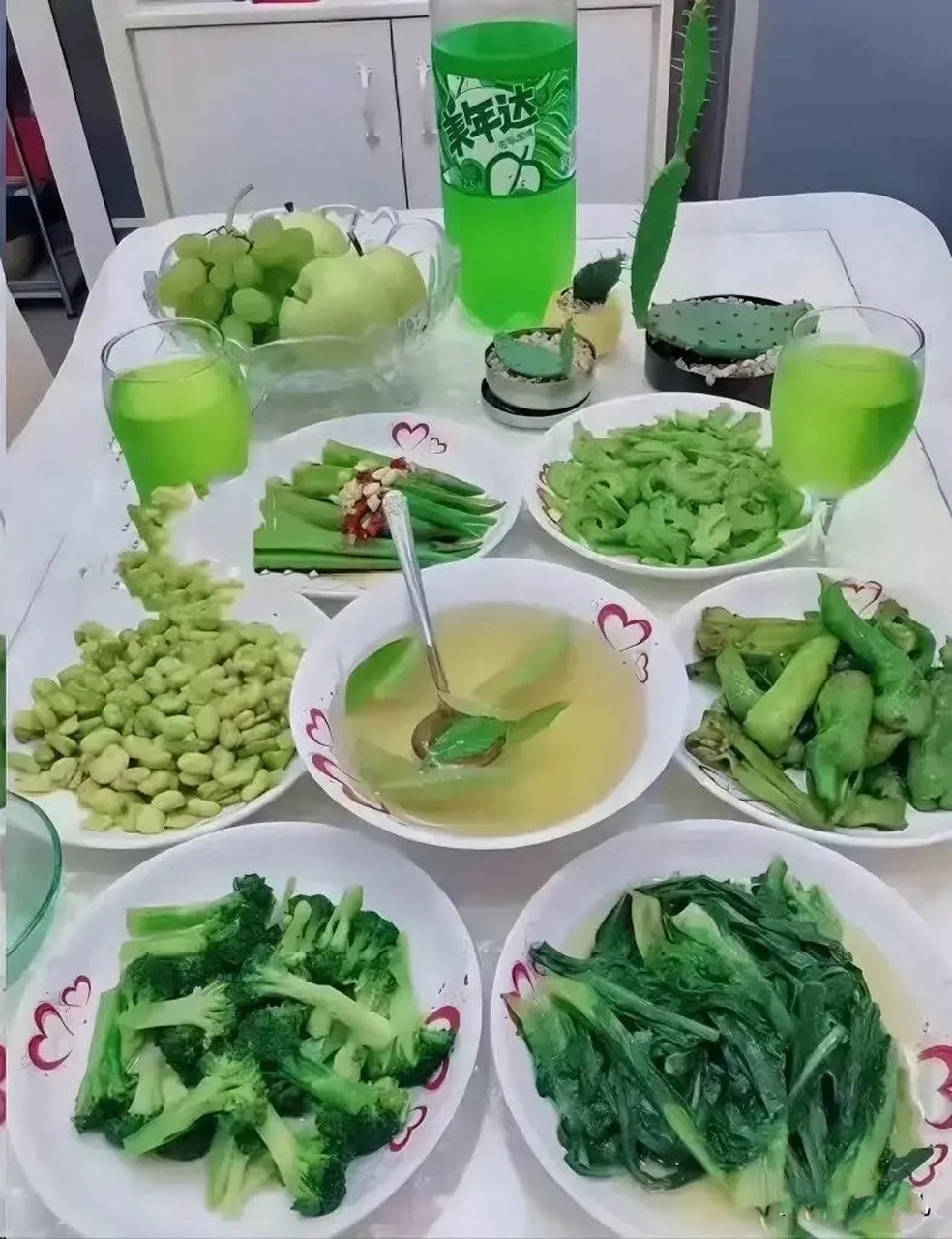 婆婆做的一桌子菜,一桌绿呀!真是绿色食品!