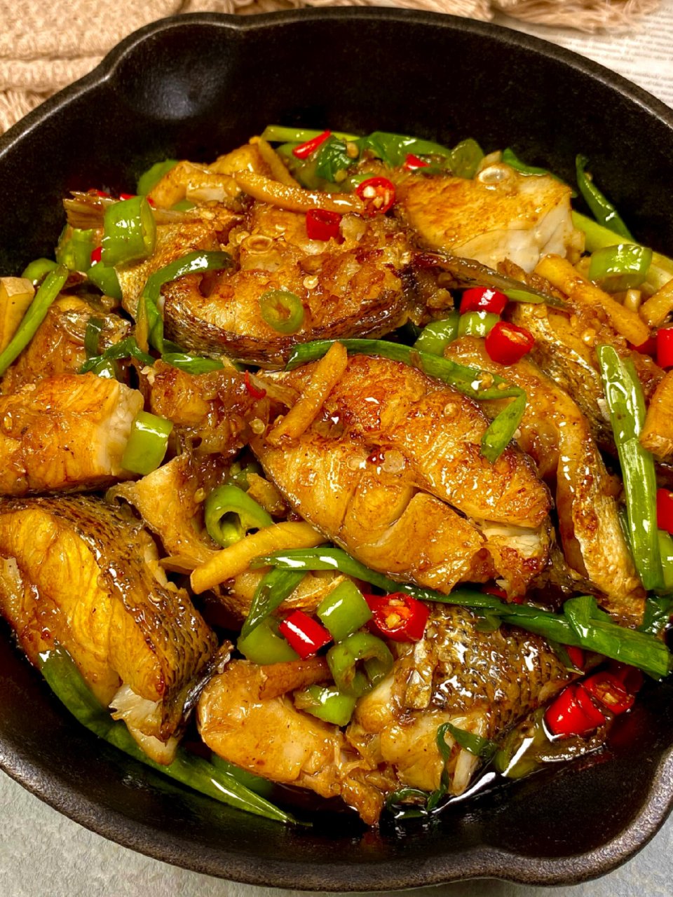 一口下去泰哇塞啦 食材:鲈鱼,葱姜,青红椒 做法: 16615鲈鱼处理