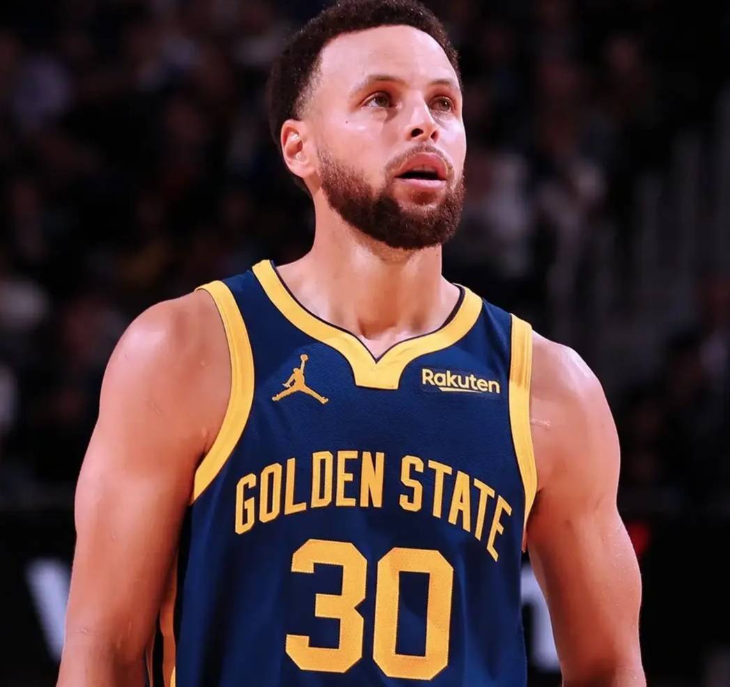 勇士与公牛的比赛中,比赛还剩不到4分钟,库里脚踝受伤,一瘸一拐的走回