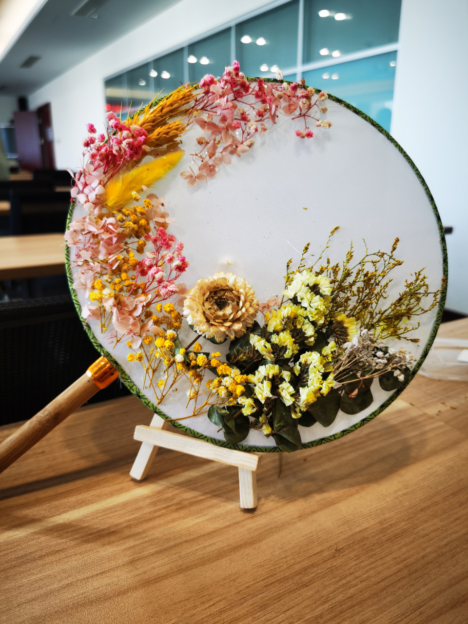 女神节的活动,是制作团扇.