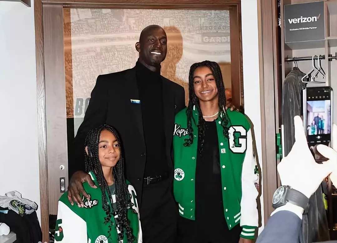 狼王加内特:退役后更潇洒,47岁仍型男,与小16岁女友甜蜜恩爱!