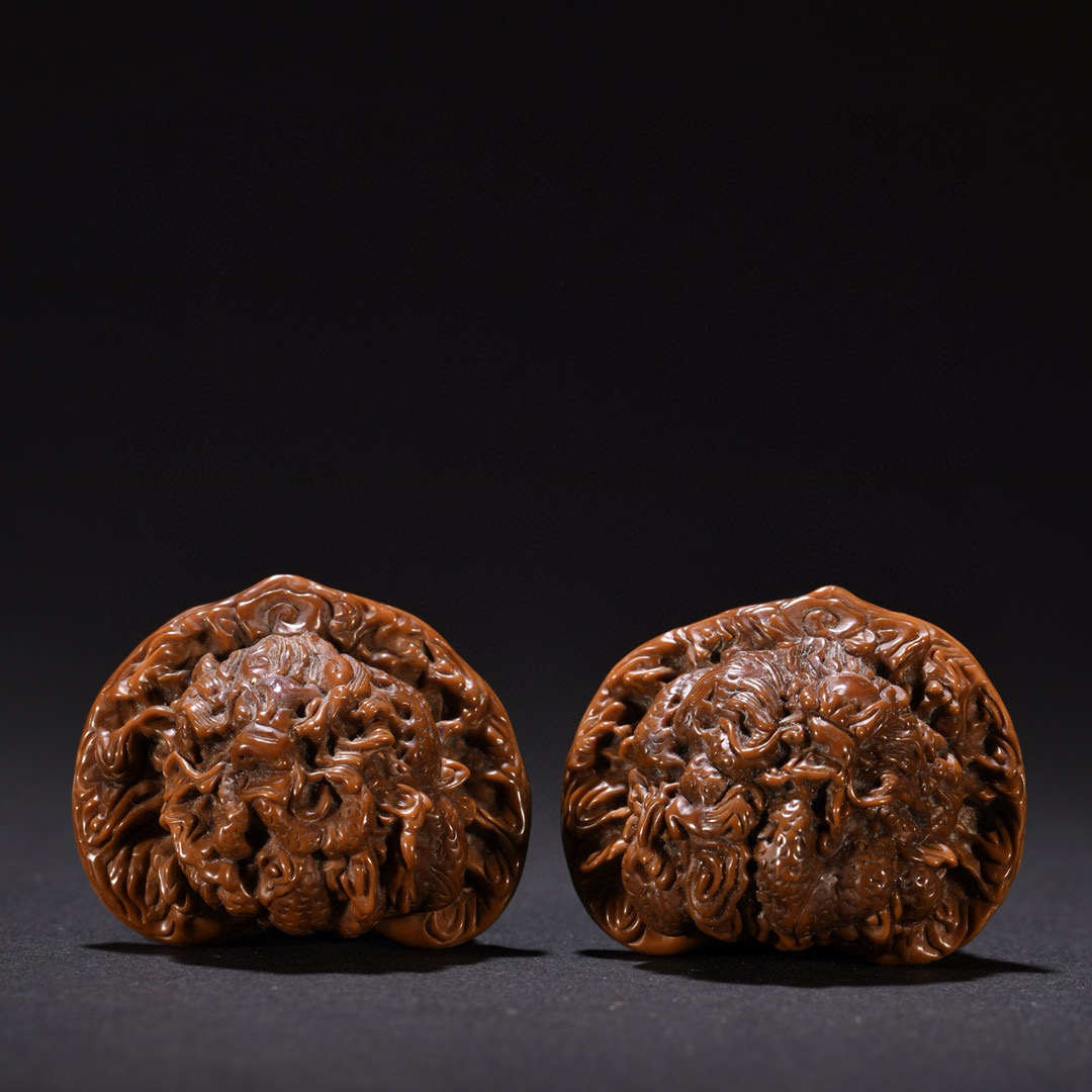 旧藏 核雕龙纹手球一对