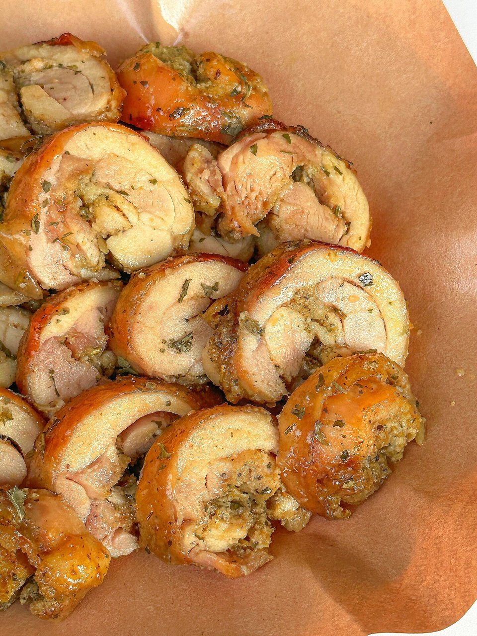 今天这个蜜汁鸡肉卷真的是太香啦,加了蒜香烤鸡调料的鸡肉卷,烤的时候