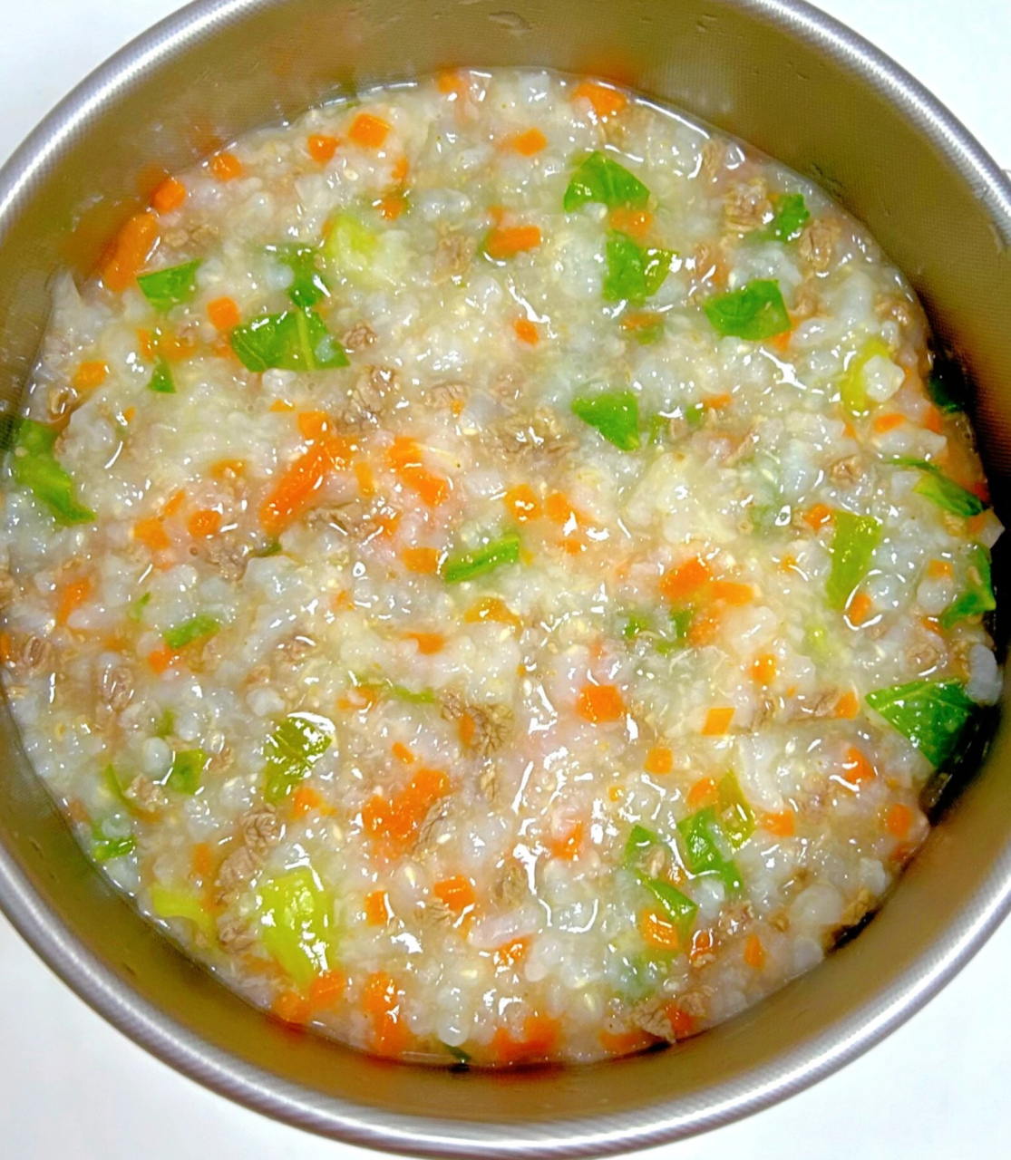 今天分享胡萝卜牛肉粥的做法,补铁补钙,营养丰富 食材: 胡萝卜,牛肉