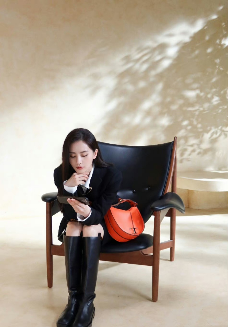 刘诗诗身穿白衬衫搭配高筒靴的穿搭,妆容精致,气质优雅,大气不失气场!