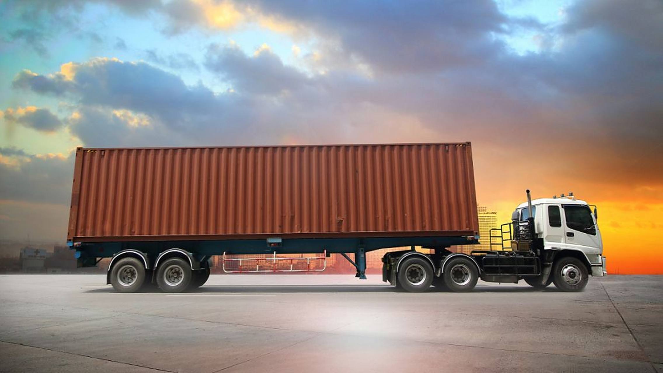 去年,我朋友入手了一辆价值65万左右的半挂货车.