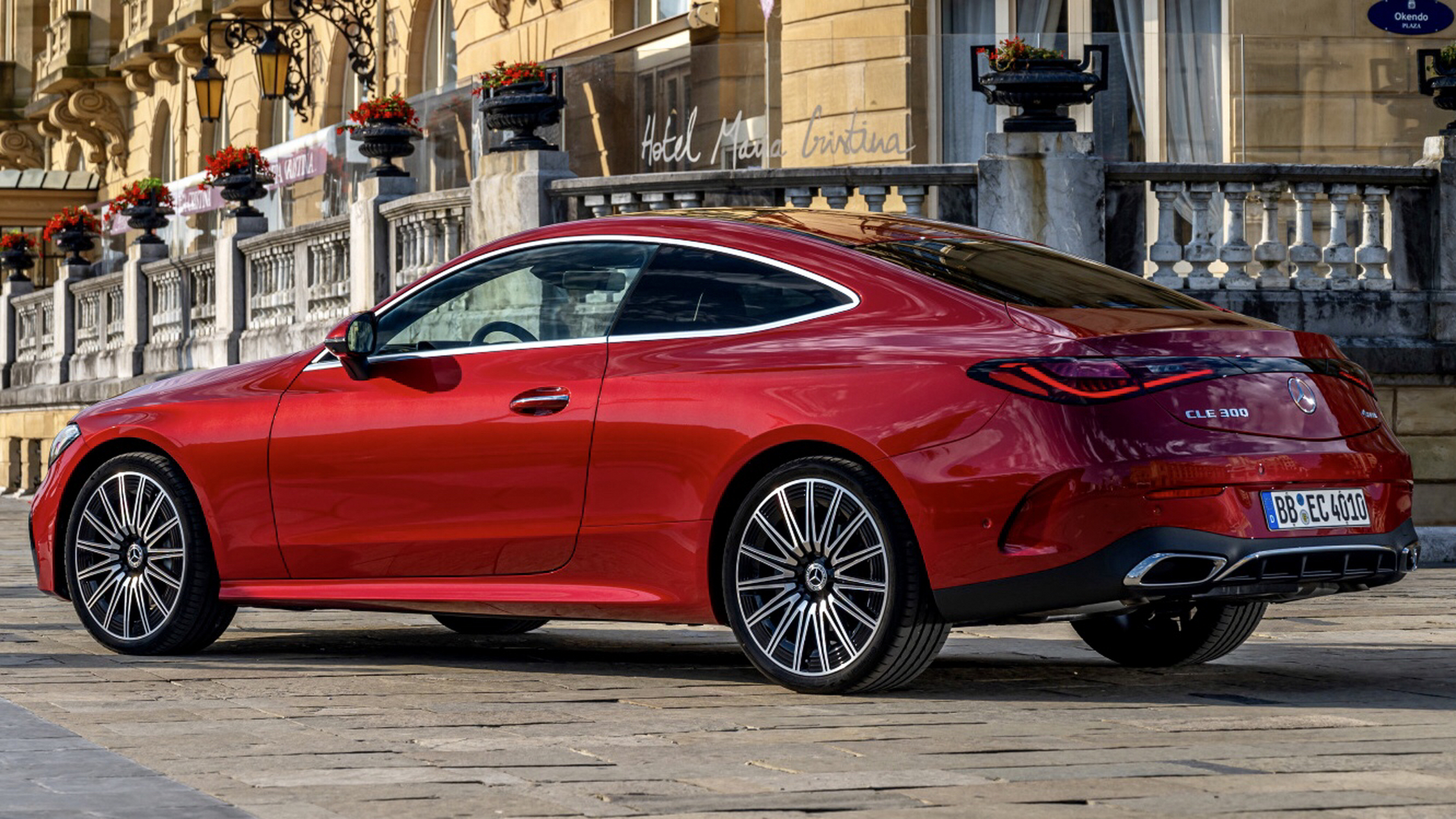 最新款的奔驰双开门轿跑——奔驰cle300,瞧这迷人的尾部大灯造型,优雅