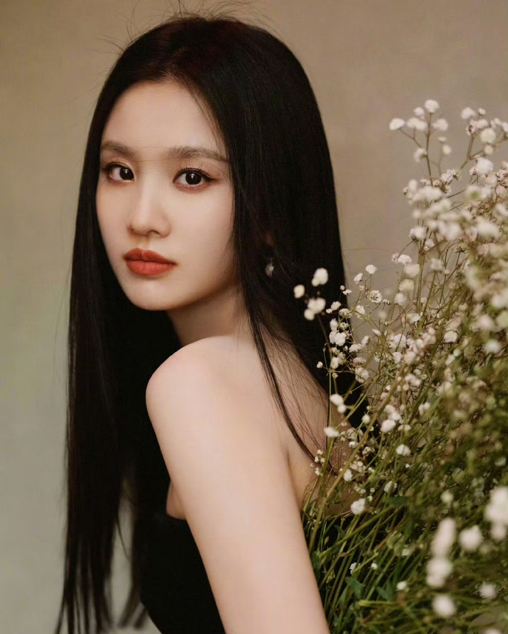 张慧雯身穿黑白拼接长裙亮相,视觉效果好惊艳,优雅与现代感并存!