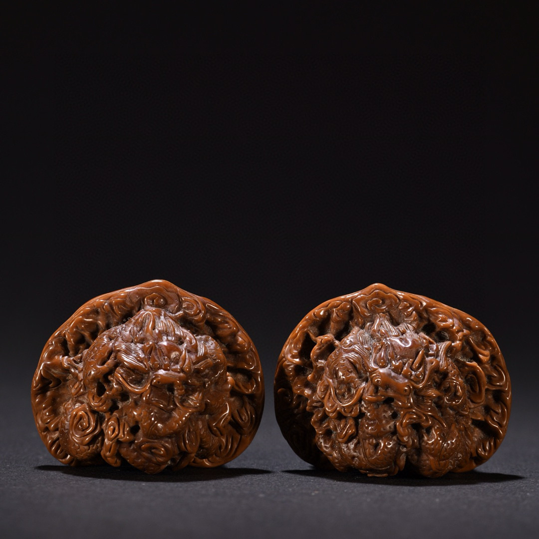 旧藏 核雕龙纹手球一对