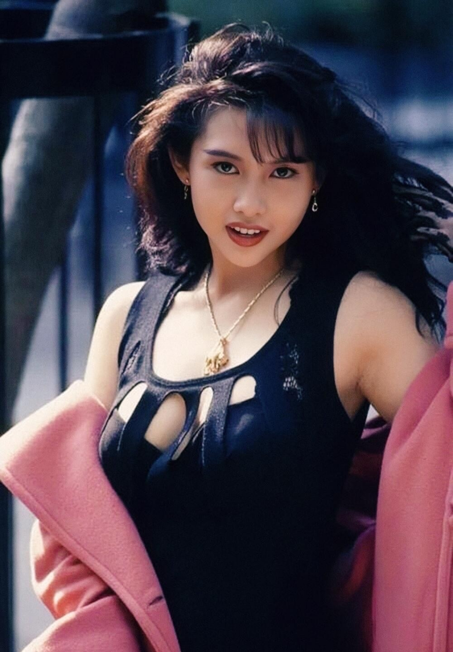 邱淑贞早年旧照,青涩而甜美,是众多男性的"梦中情人".