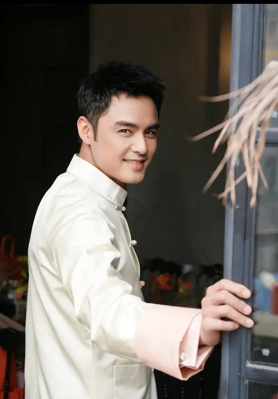 明道的脸要大很多