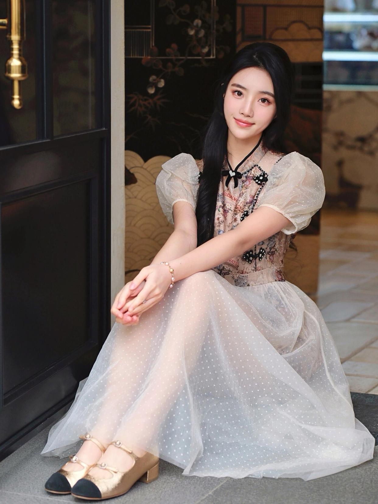 这文静的女孩,多么像一位美丽的公主啊