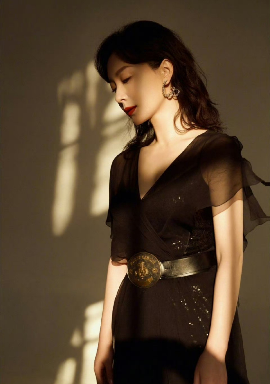 陈数身着一袭黑色网纱吊带裙,大秀性感锁骨,身姿绰约,配上鲜艳的红唇