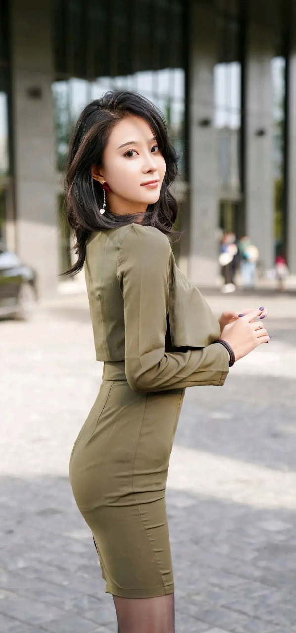 她身材苗条,线条流畅,她的气质是如此高雅而又妖娆.