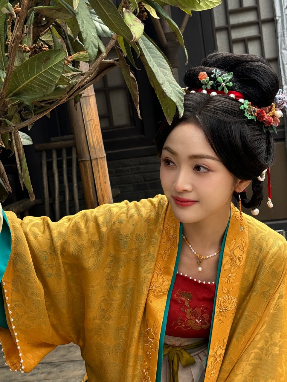 吴宣仪,三八节晒古装照,她穿着一袭华丽的古装,宛如从古代画卷中走出