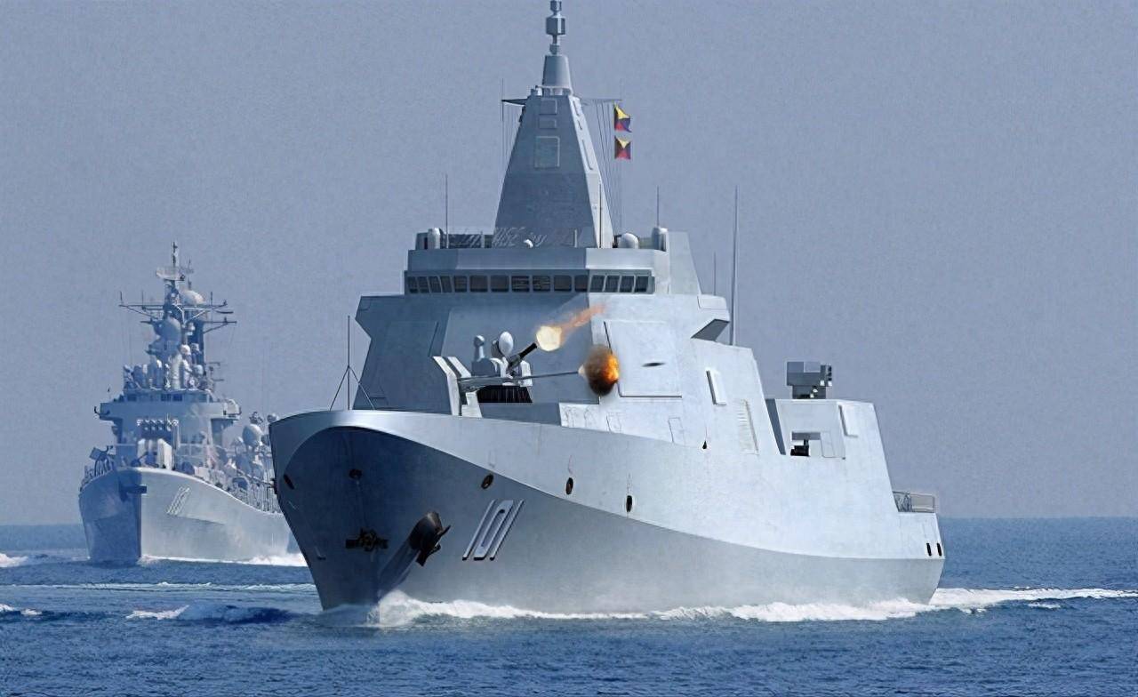 055南昌舰孤身前出百余海里,直面美国航母战斗群