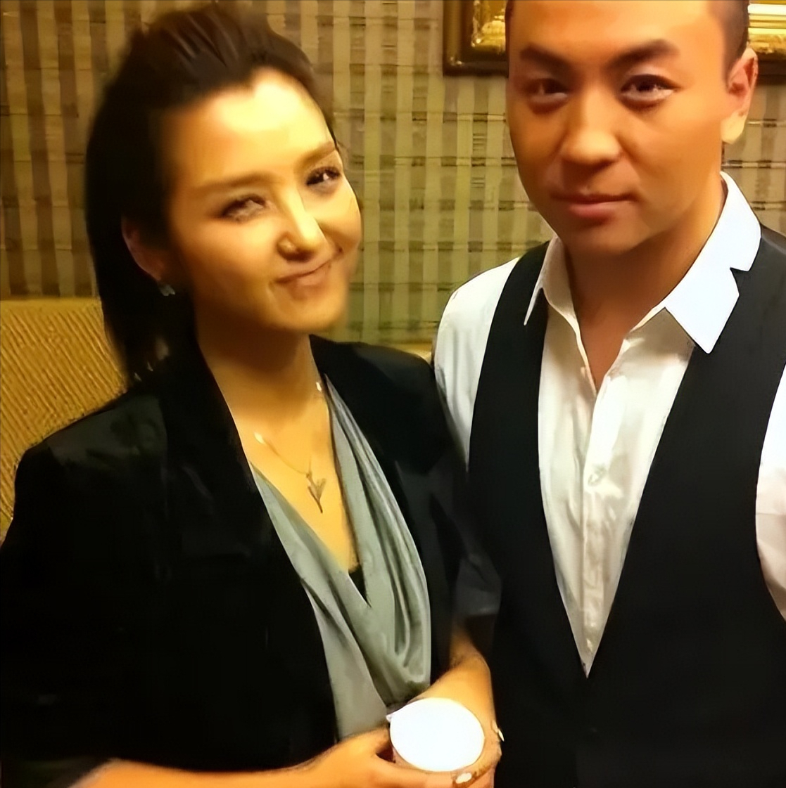 回顾释小龙何洁分手多年后一个身家过亿一个捉襟见肘