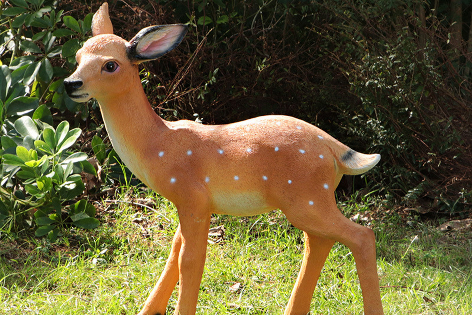 玻璃钢仿真梅花鹿雕塑,就像园林景观中的一颗璀璨明珠!